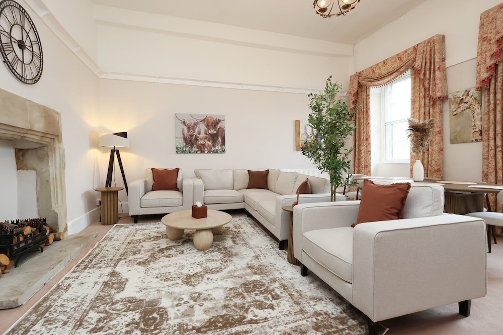 Apartment (Spacious 3BR Flat in Cowbridge Centre) photo 1
