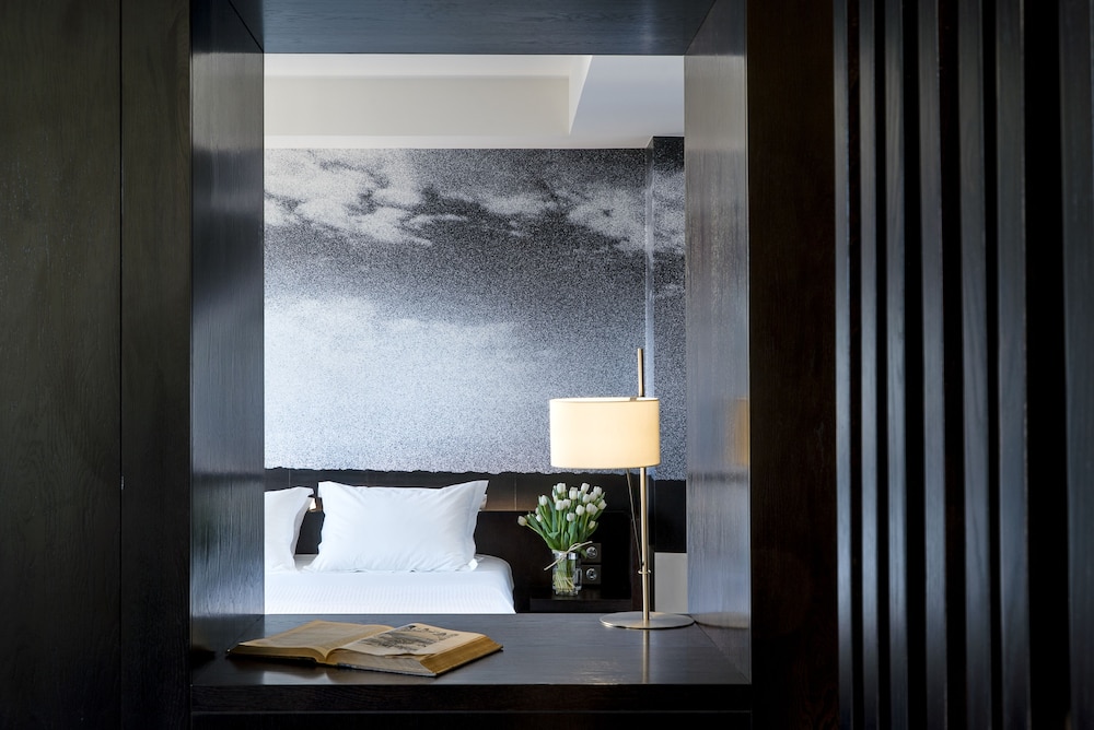 Suite, Bathtub with Square view - Photo 3