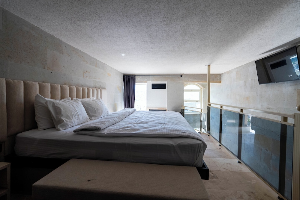 Signature Loft, Balcony, Pool View photo 1