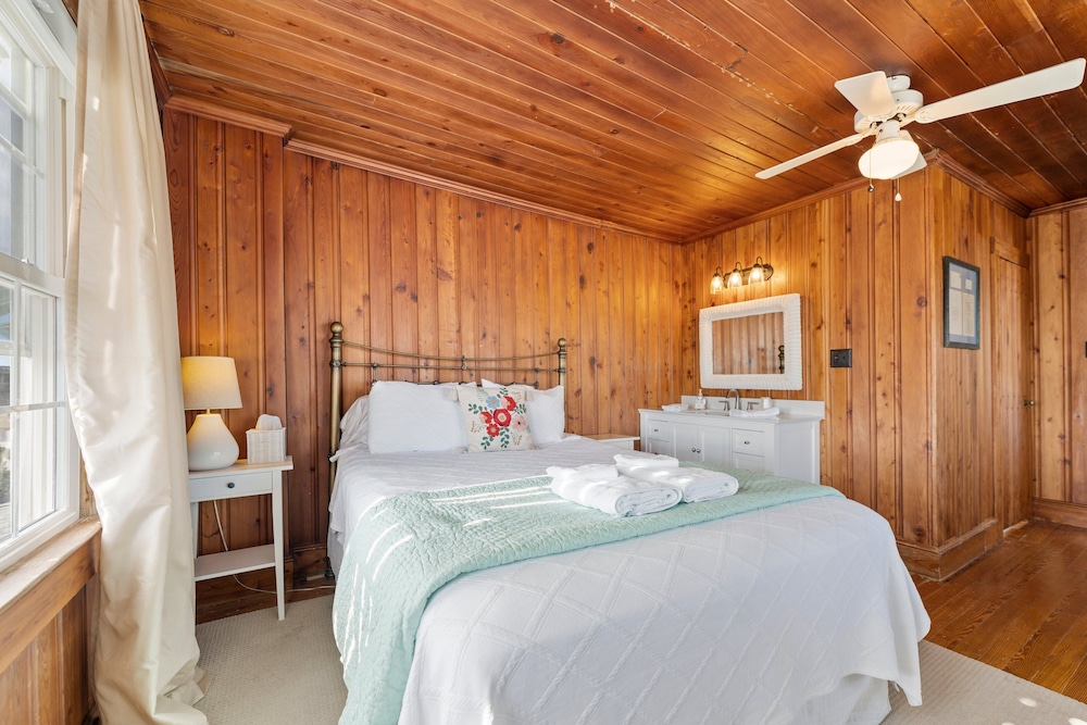 Room, 1 Queen Bed (The Pamlico)
