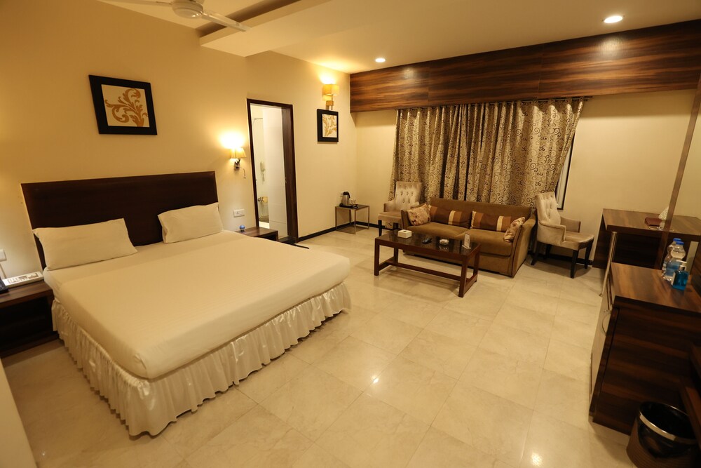 Luxury Room, 1 King Bed, Smoking, City View