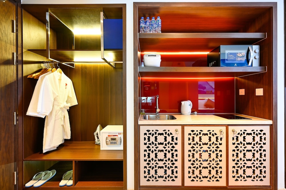 Family Studio Suite, 1 Bedroom, Pool View, Executive Level photo 2