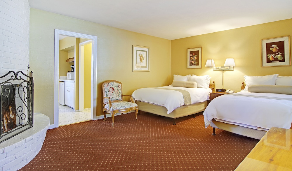 Deluxe Room, 2 Double Beds, Fireplace (Non Pet-Friendly) photo 3