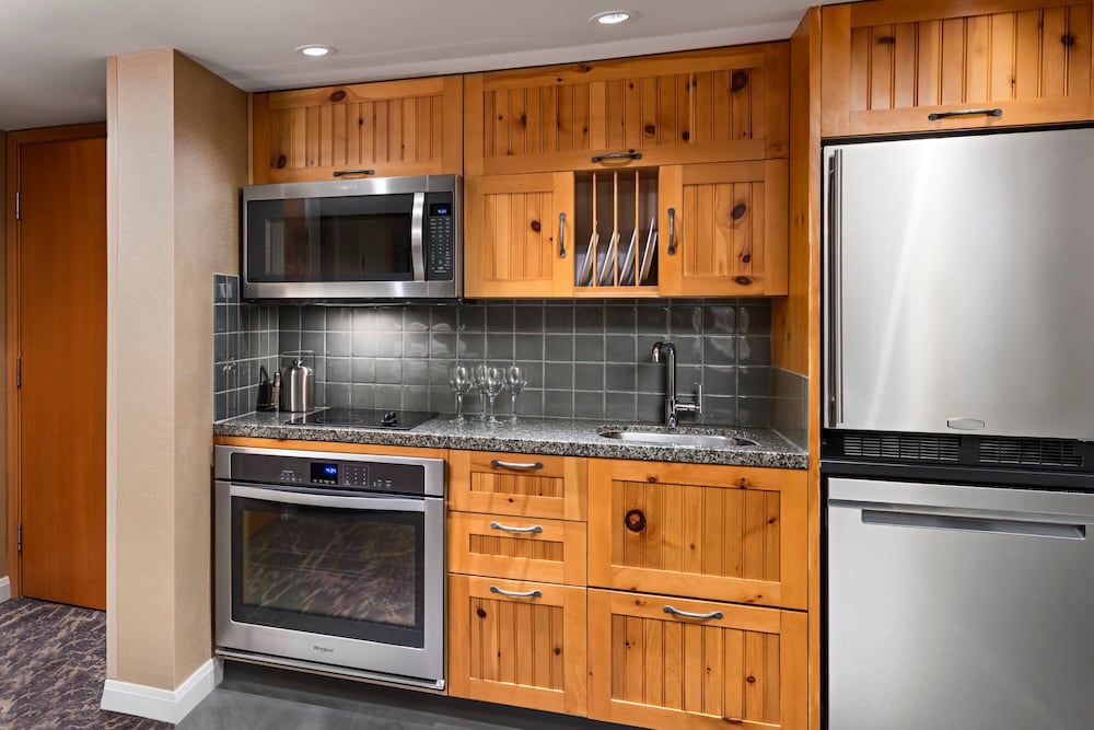 Suite, 2 Bedrooms, Balcony, Mountain View - Photo 3