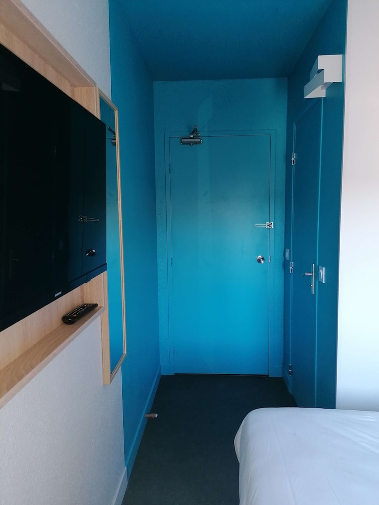 Standard Room, 2 Twin Beds - Photo 9