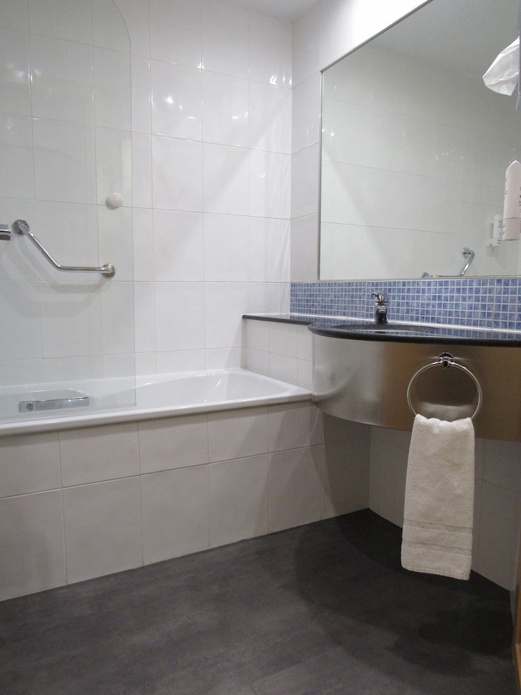 Standard Room, 2 Twin Beds (Free Breakfast) - Photo 6