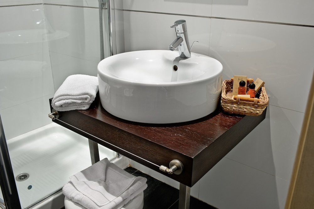 Standard Double or Twin Room - Photo 5