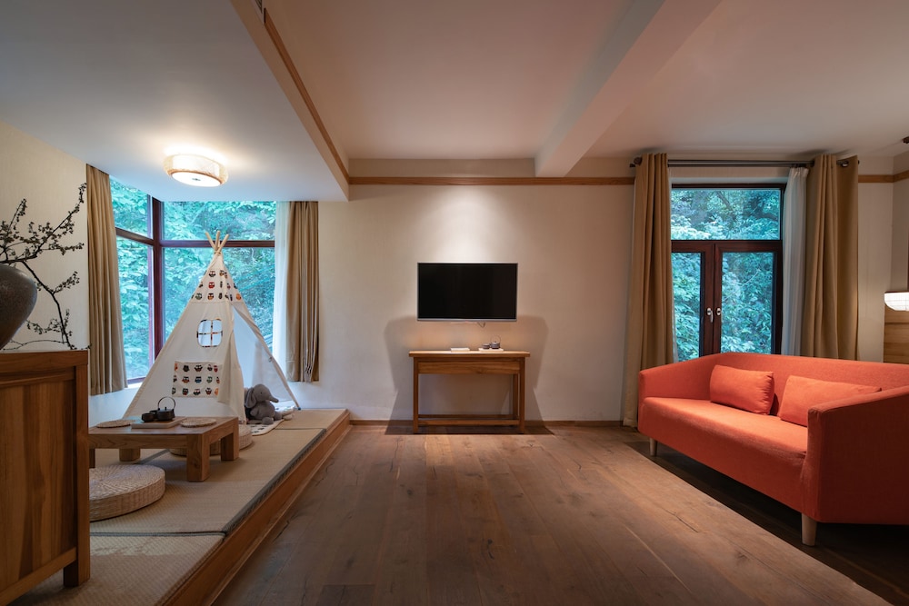 Japanese style Family room photo 2