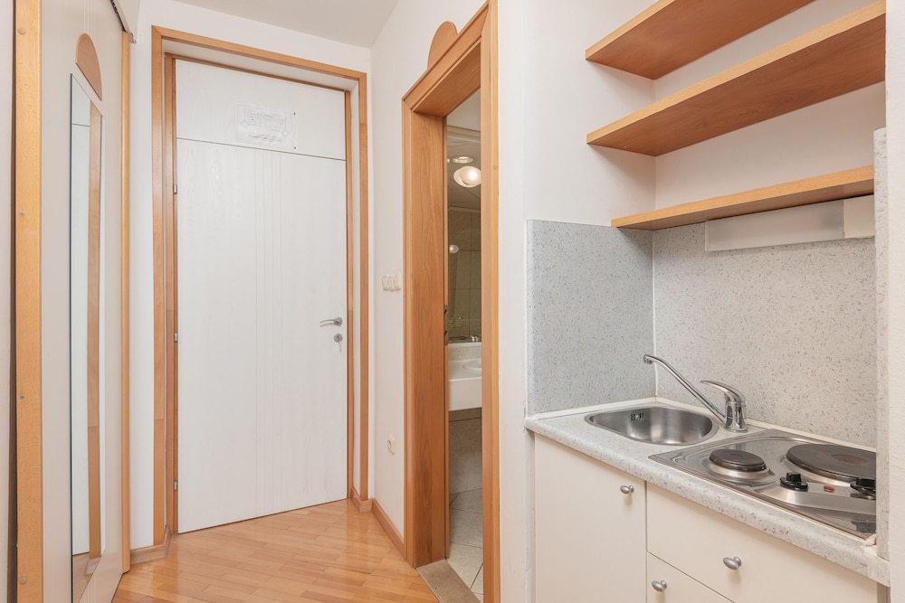 Basic Twin Room, Balcony, Partial Sea View - Photo 6