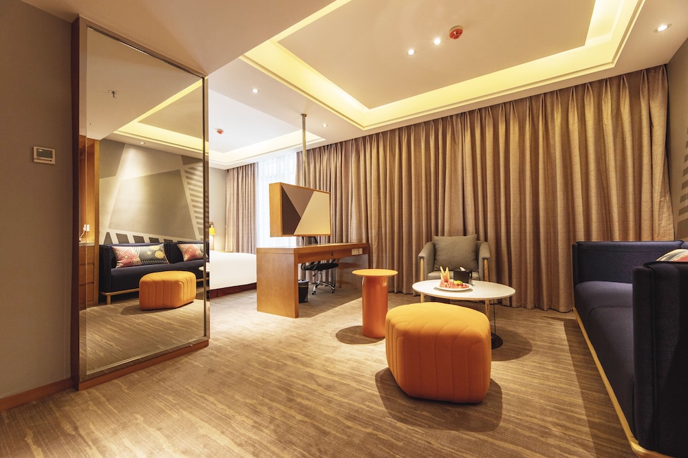 Suite, 1 King Bed, Balcony