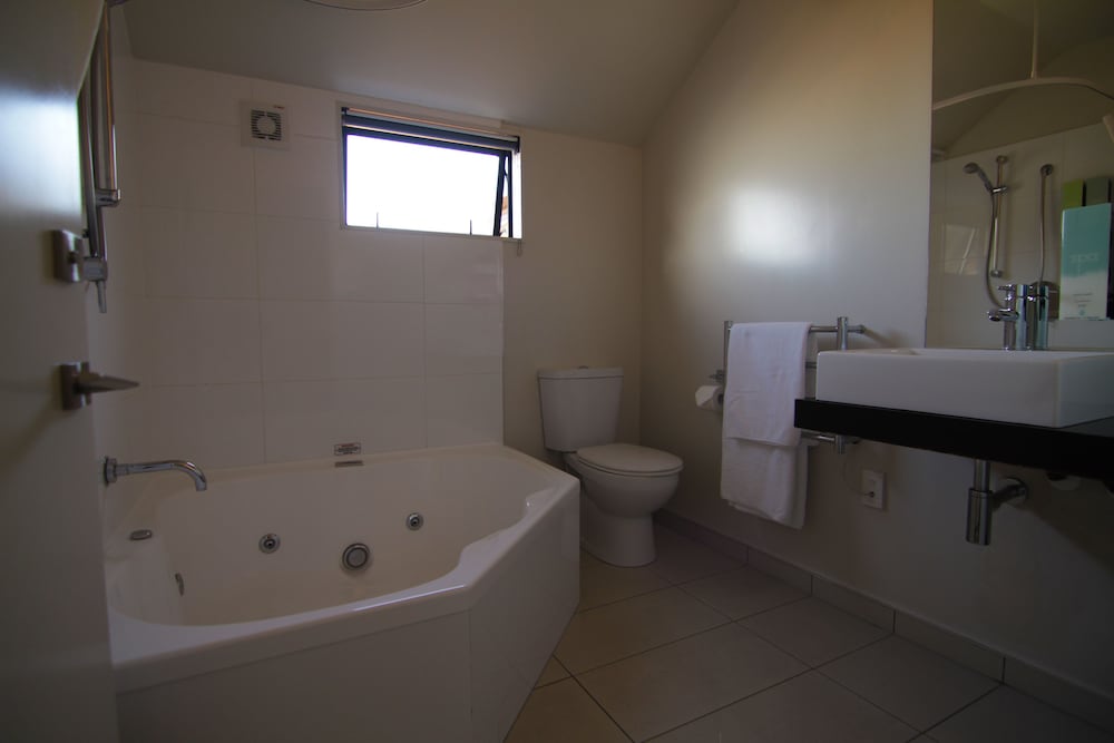 Executive Studio, Jetted Tub - Photo 6