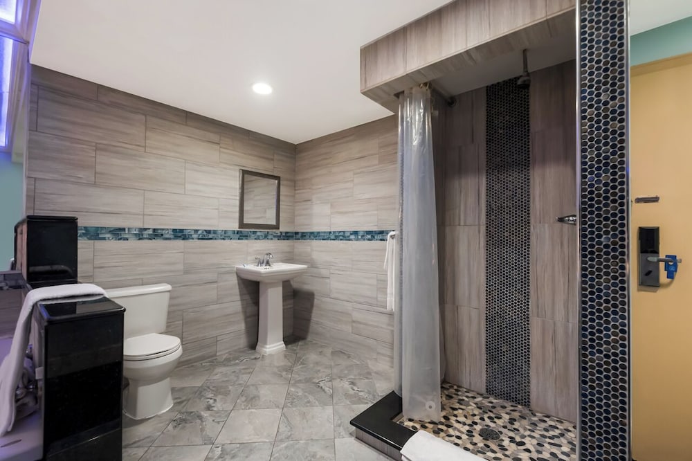 Room, 1 King Bed, Smoking, Jetted Tub - Photo 3