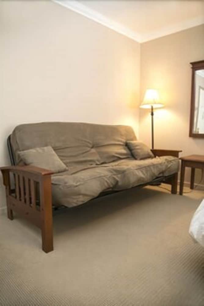 Standard Room, 2 Double Beds and Futon photo 2