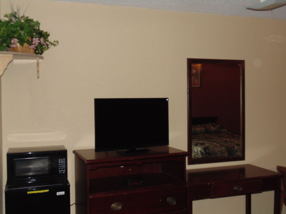 Room, 2 Queen Beds, Smoking photo 3