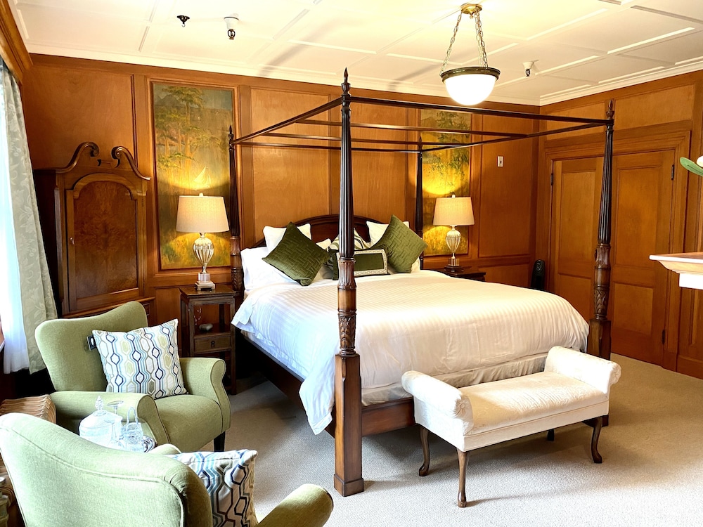 Deluxe Room, 1 King Bed, Fireplace, Marina View