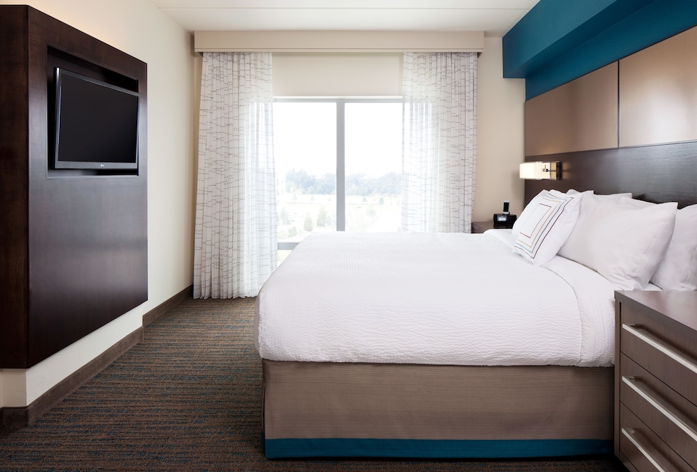 Suite, 2 Bedrooms (Mobility/Hearing Access, Roll-In Shwr) photo 2