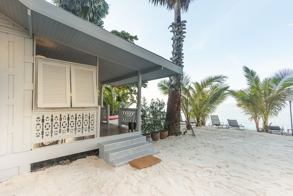 Panoramic Villa, 1 King Bed, Ocean View, Beachfront photo 2