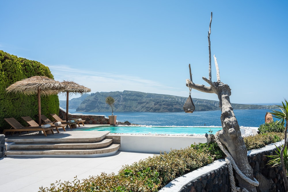 SWINGING SUNSET: 3 Bedroom Villa Sunset & Sea View with Private Infinity Pool & Hot Tub