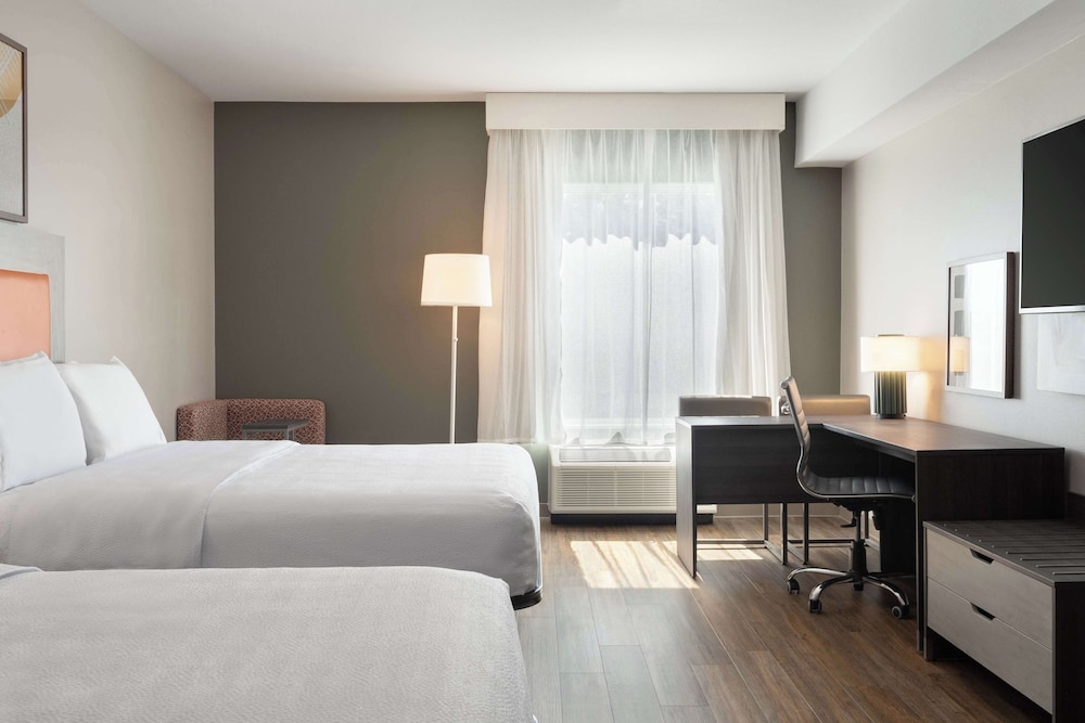 Junior Suite, 2 Queen Beds, Accessible, Bathtub - Photo 4