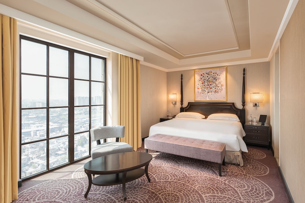 Luxury Suite, 1 Bedroom, City View - Photo 2