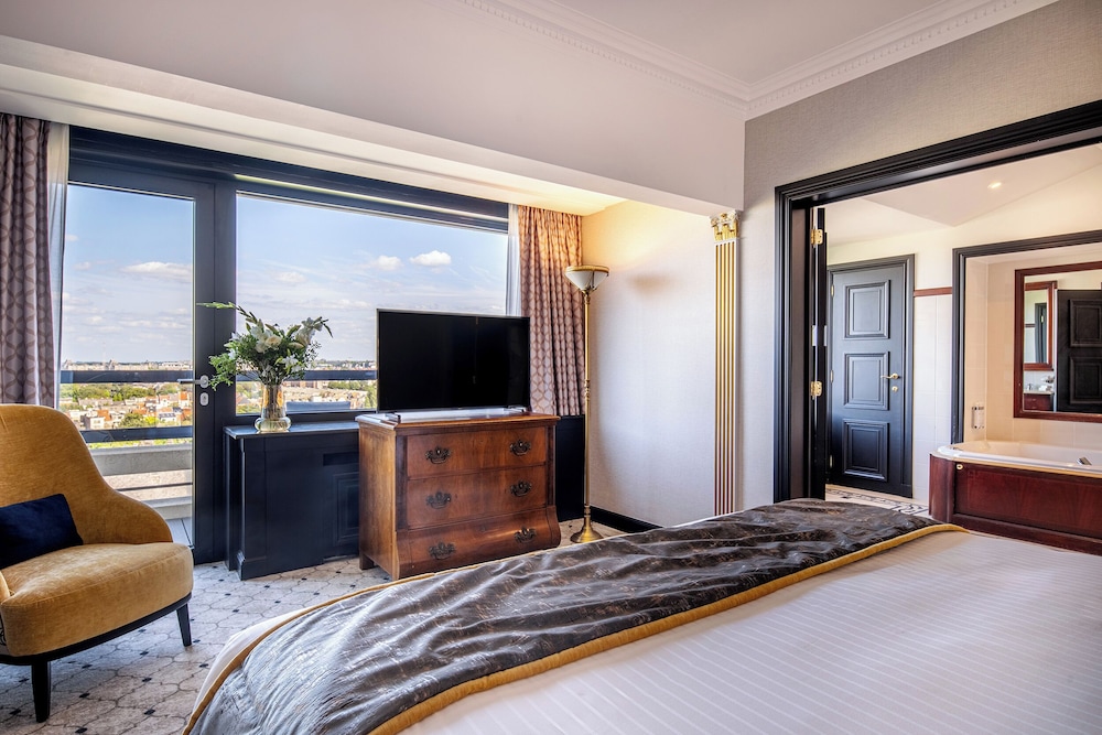 Signature Suite, 1 King Bed, Hot Tub (Warwick) - Photo 2