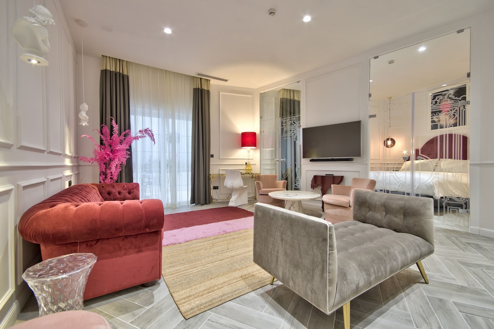 Deluxe Suite, 1 King Bed with Sofa bed