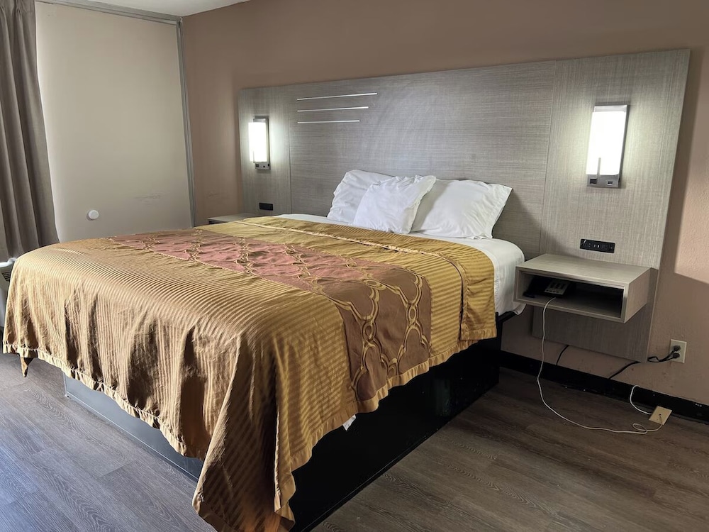 Deluxe Room, 1 King Bed, Non Smoking photo 2