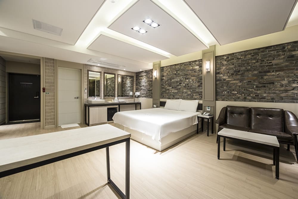 Standard Double Room, Non Smoking, City View - Photo 4