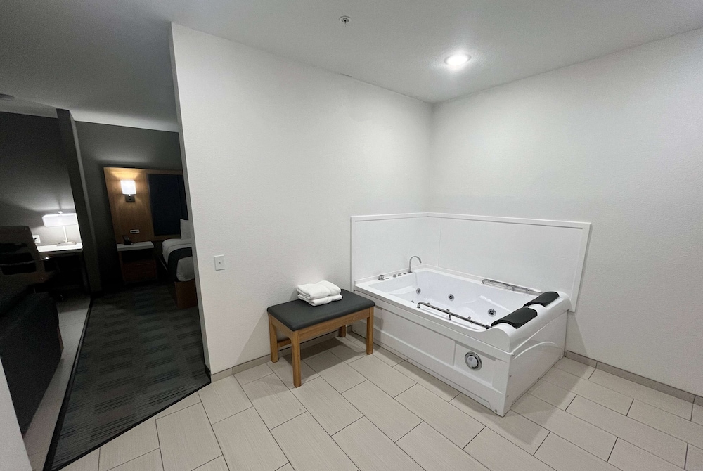 Suite, 1 King Bed with Sofa bed, Kitchenette (Jetted Tub, 2 TVs) - Photo 3