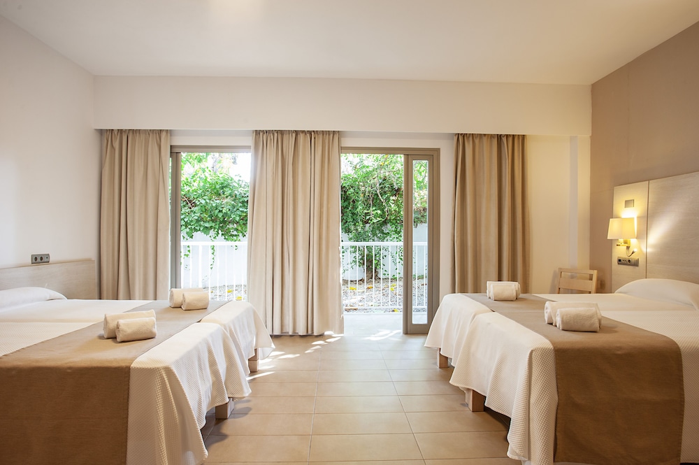 Quadruple Room, Balcony - Photo 10