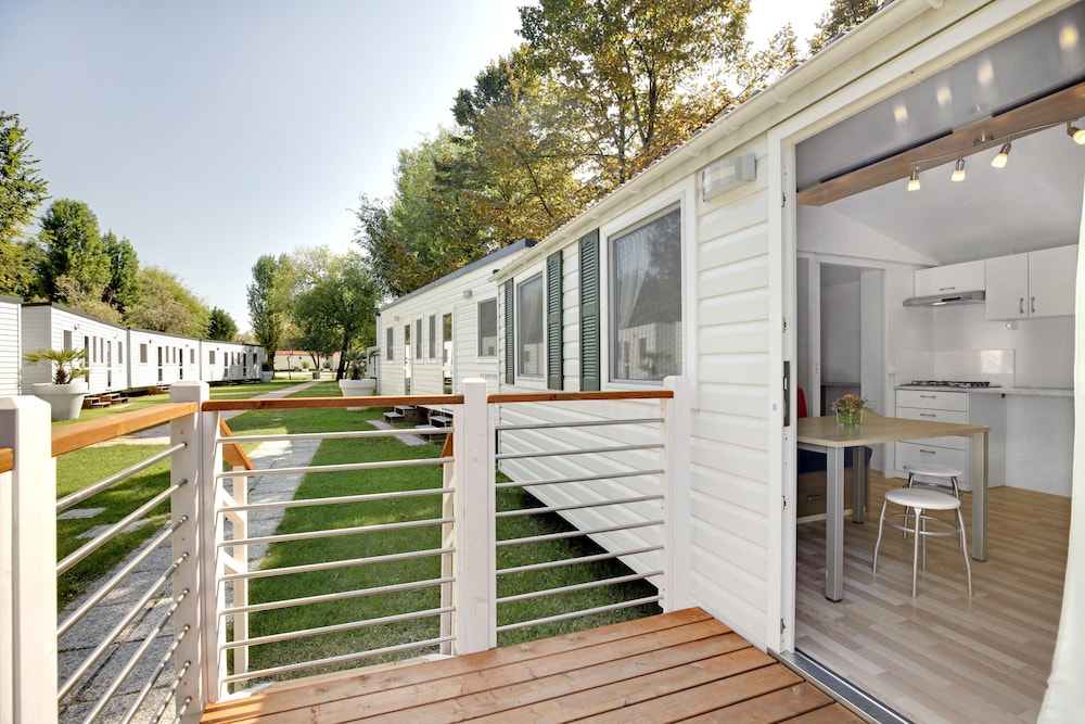Deluxe Mobile Home, 2 Bedrooms, Accessible photo 3