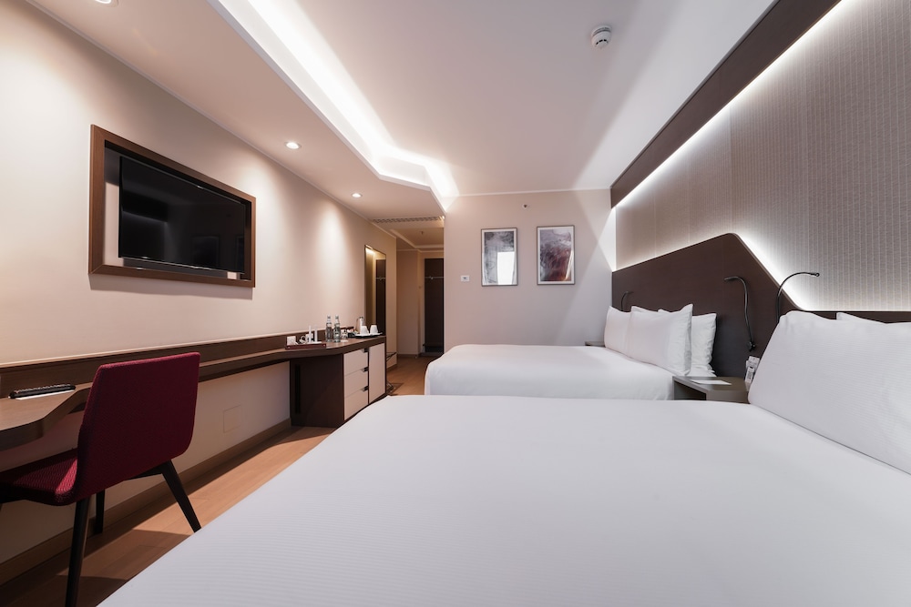 Family Room, 2 Queen Beds (Deluxe) photo 2
