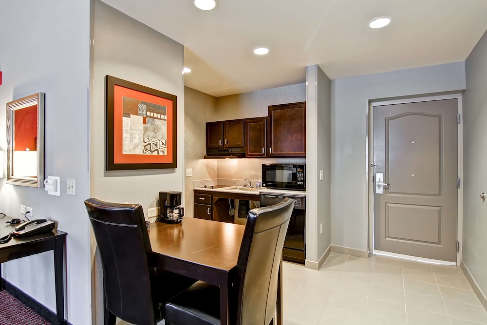 1 King 1 Bedroom Suite (Accessible) - Photo 4