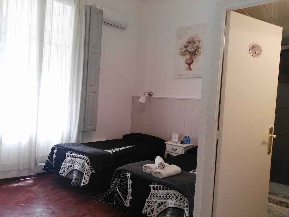 Twin Room, Shared Bathroom photo 2