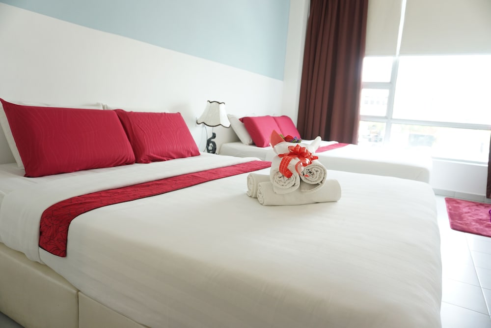Family Quadruple Room, 2 Queen Beds, City View photo 3