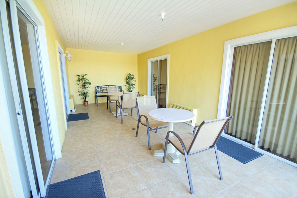 Superior Room, 1 King Bed, Shared Balcony - Non-smoking photo 2