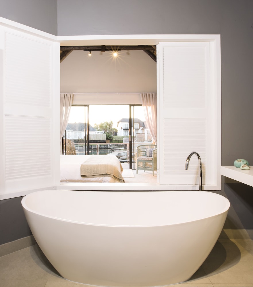 Luxury Twin Guest Suite photo 2