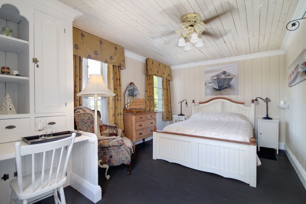 Room, 1 Queen Bed, Shared Bathroom, River View photo 1