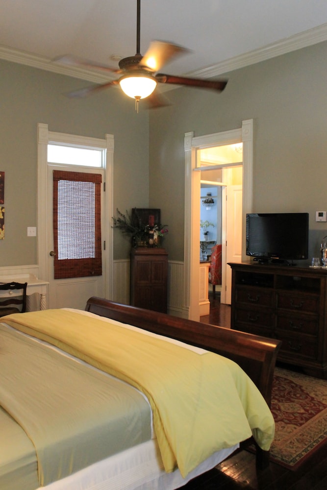 Suite, 1 King Bed, Private Bathroom, Garden View, Downstairs (Little Gem)