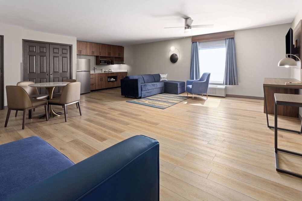 Deluxe Room, 1 King Bed with Sofa bed, Non Smoking, Kitchen (Large Living Room, Shower) - Photo 1