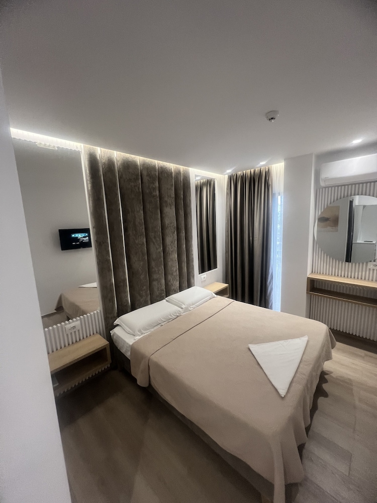 Deluxe Double Room, 1 Queen Bed, Non Smoking photo 1