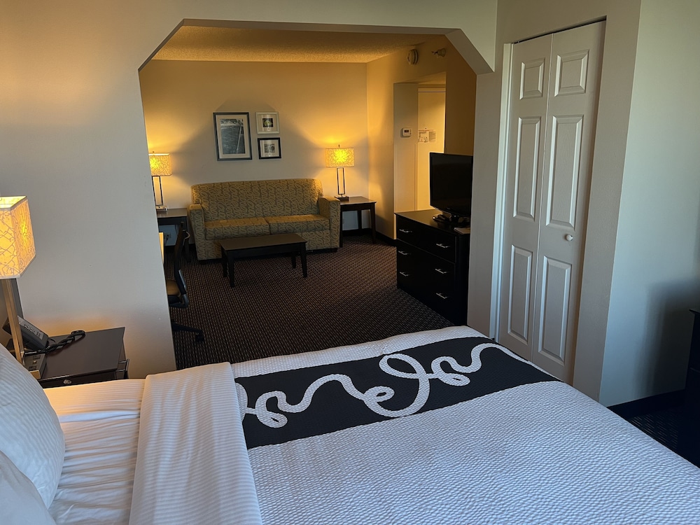 Suite, 1 King Bed, Non Smoking - Photo 2