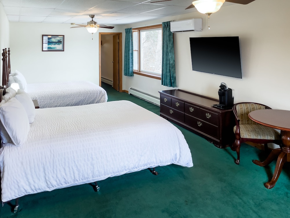 Family Suite (3 Queen Bed Suite)
