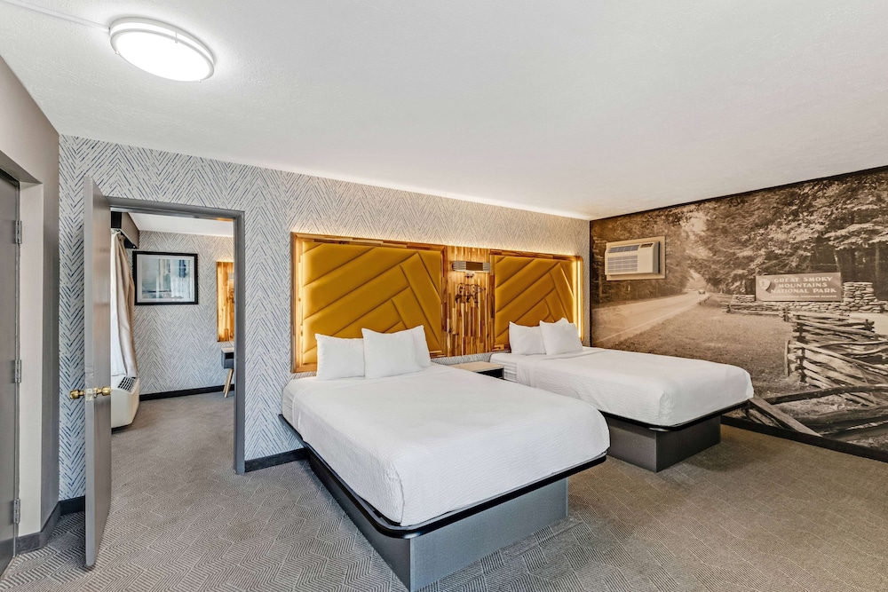 Room, 2 Bedrooms, Non Smoking (3 Queen Beds, Private Balcony) - Photo 9