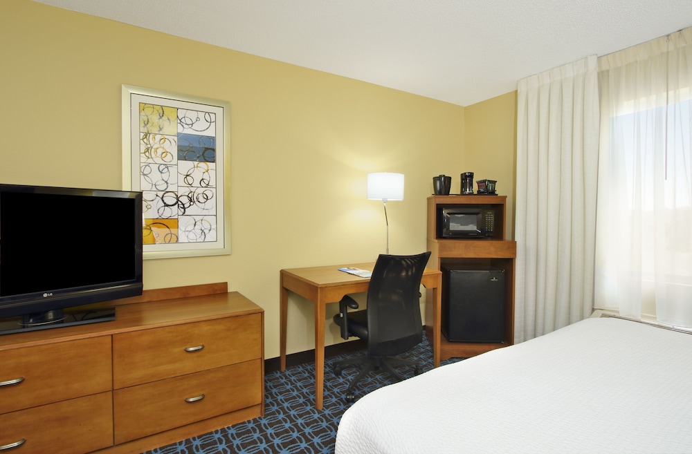 Room, 1 King Bed (Mobility/Hearing Access, Roll-In Shwr) photo 3