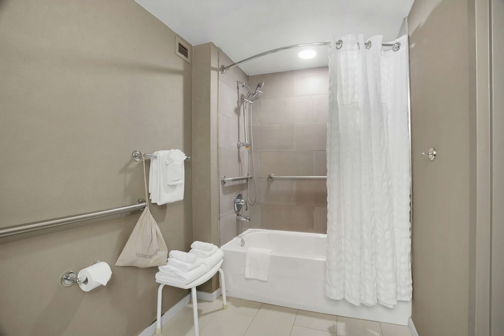 Suite, 1 King Bed, Accessible, Bathtub - Photo 5