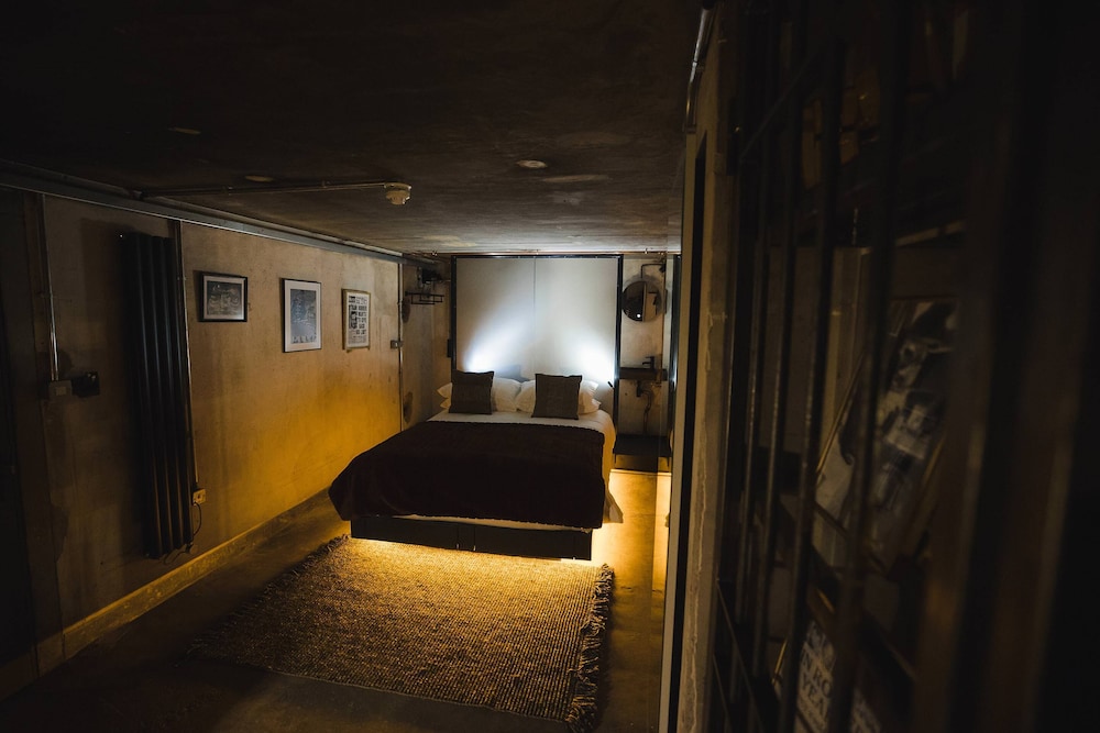 Economy Double Room, No Windows (The Bank Vault) - Photo 2
