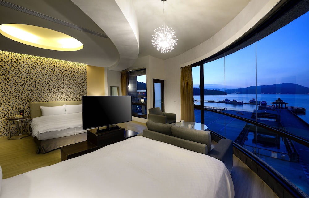 Luxury Quadruple Room, Lake View photo 1