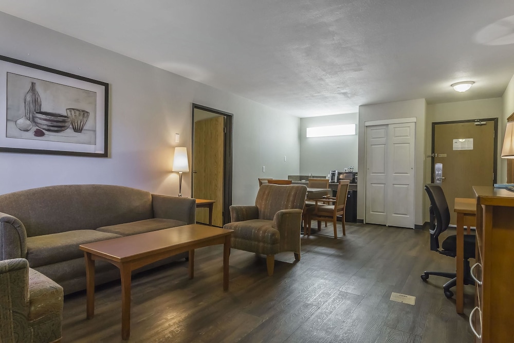 Suite, 1 King Bed with Sofa bed, Non Smoking, Ground Floor (Pet Friendly) photo 3