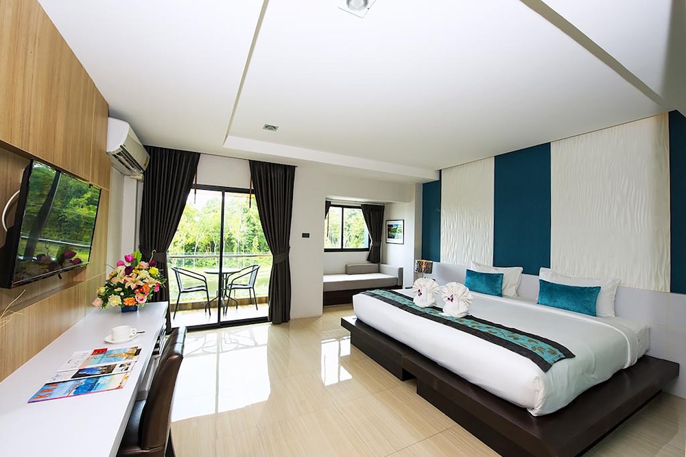 Deluxe King Room photo 1
